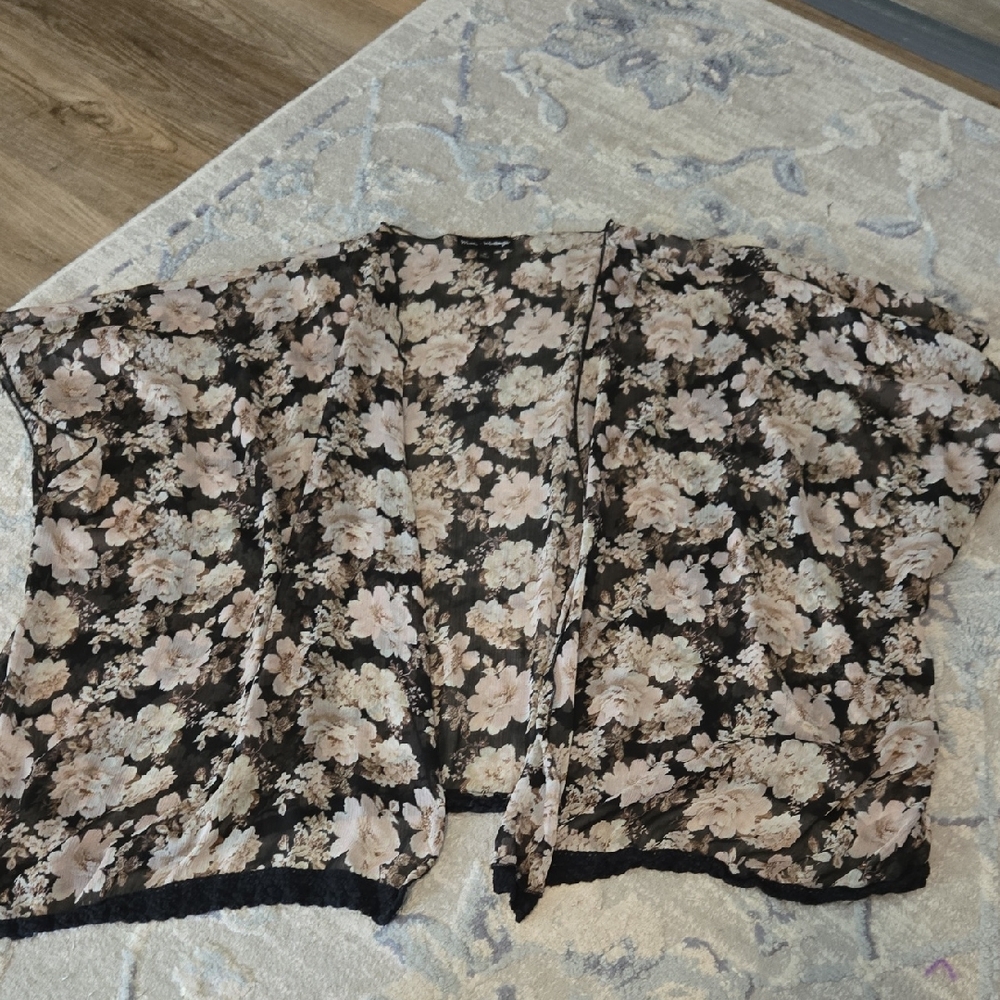 Mason + Mackenzie Sheer Floral Kimono in Black & Cream